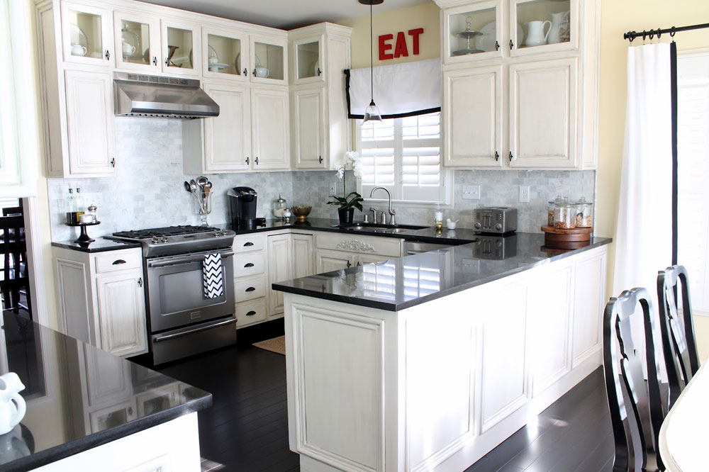 Lovely Kitchen Interiors With White Cabinets (1)