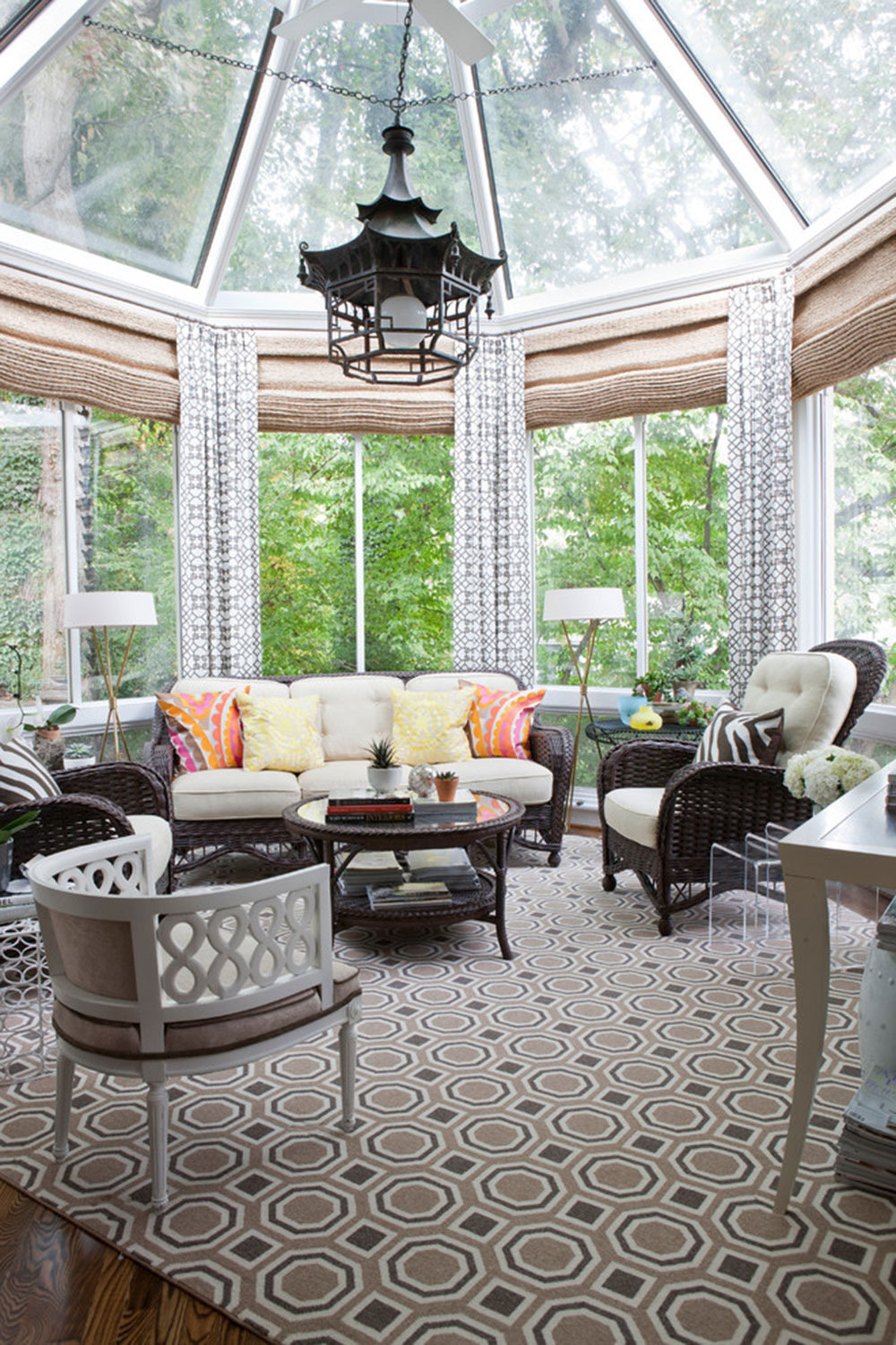 Homey-Feelings-With-These-Bay-Window-Decor-13 Bay Window Decor To Try In Your Home