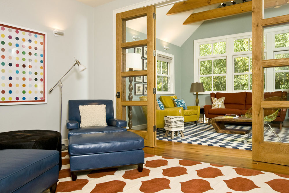 Кресло для чтения Vibrant-Family-Room-Grace-by-Grace-Home-Design: советы по покупке удобного, эргономичного и современного стула