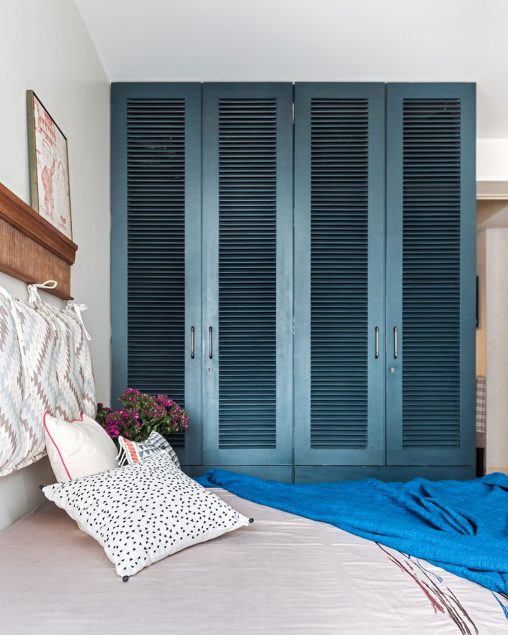 Guest-Bedroom-by-P-S-Design Closet doors ideas you should try in your room