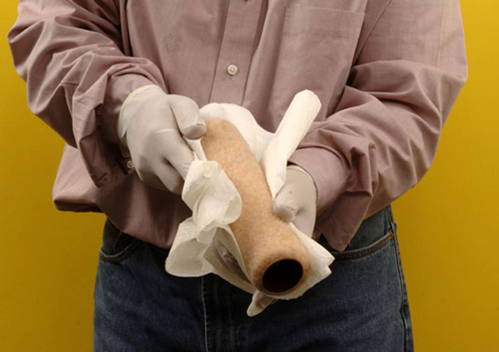 rinse How to clean paint rollers after painting the walls