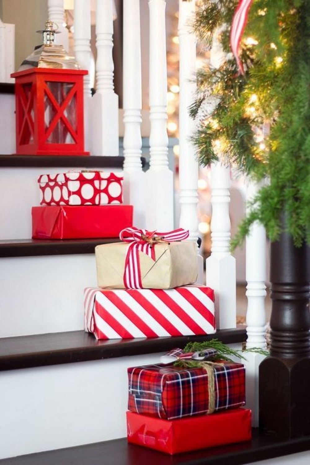 t3-127 Awesome Christmas staircase decorating ideas you should absolutely try