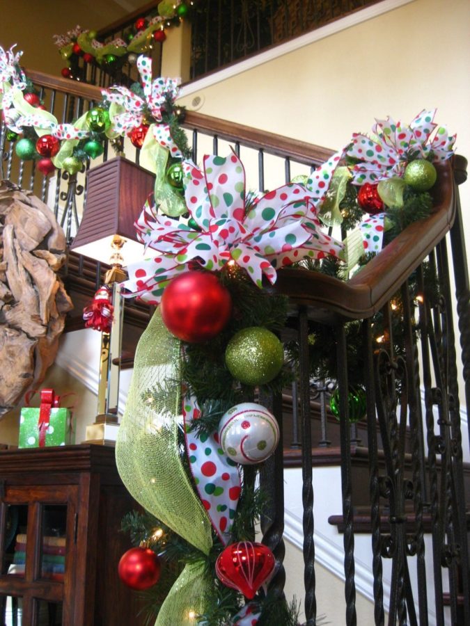Awesome Christmas staircase decorating ideas you should absolutely try