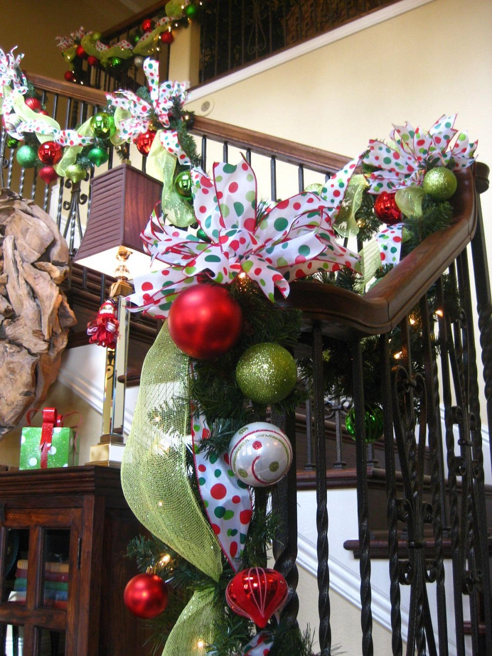 t3-130 Awesome Christmas staircase decorating ideas you should absolutely try