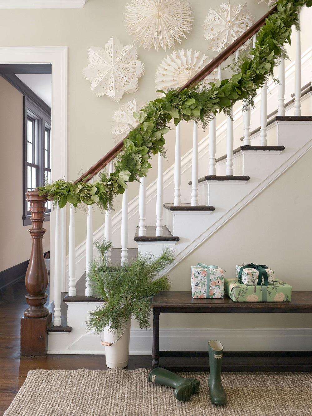 t3-133 Awesome Christmas staircase decorating ideas you should absolutely try