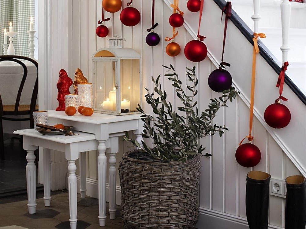 t3-157 Awesome Christmas staircase decorating ideas you should absolutely try