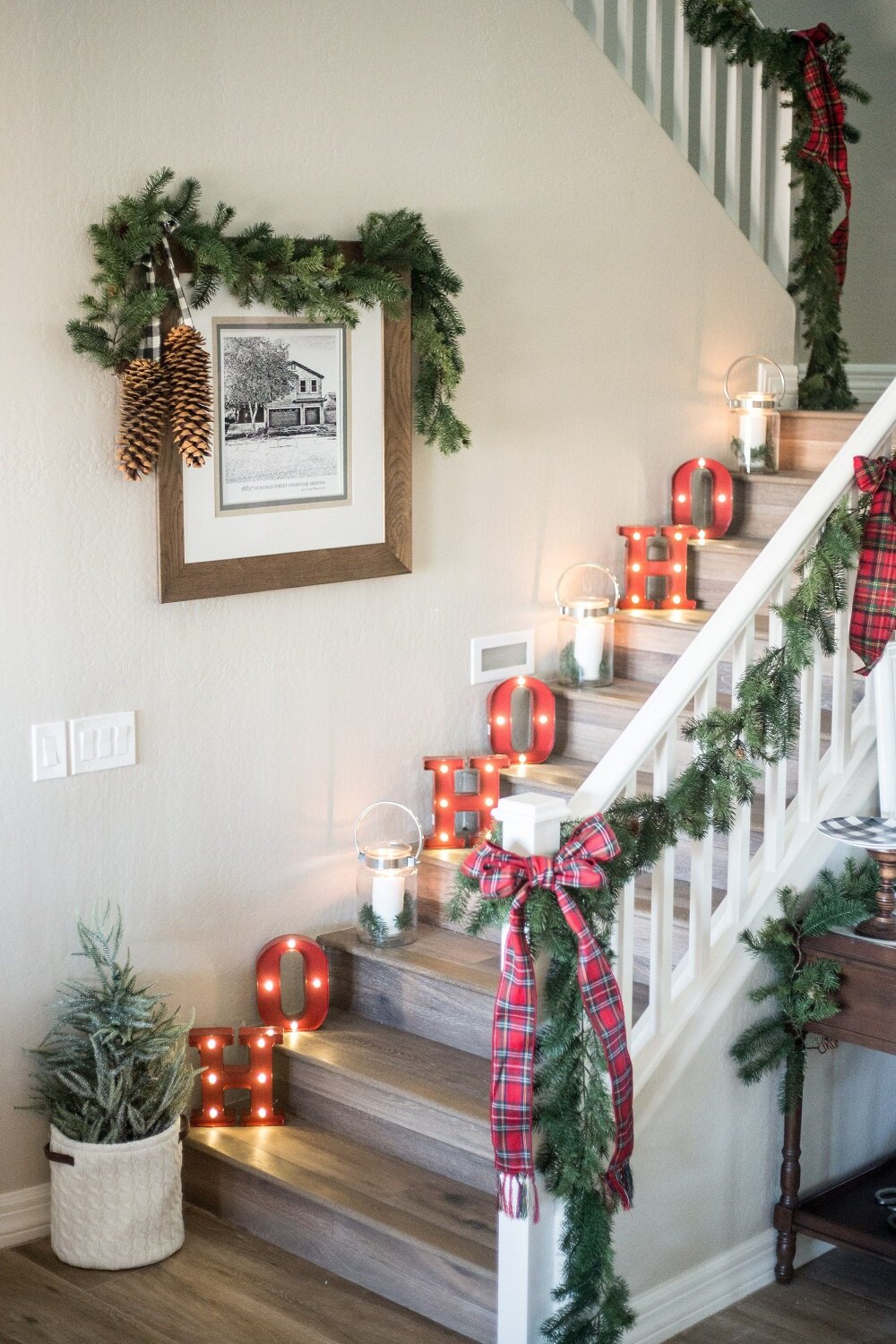 t3-2-1 Awesome Christmas staircase decorating ideas you should absolutely try