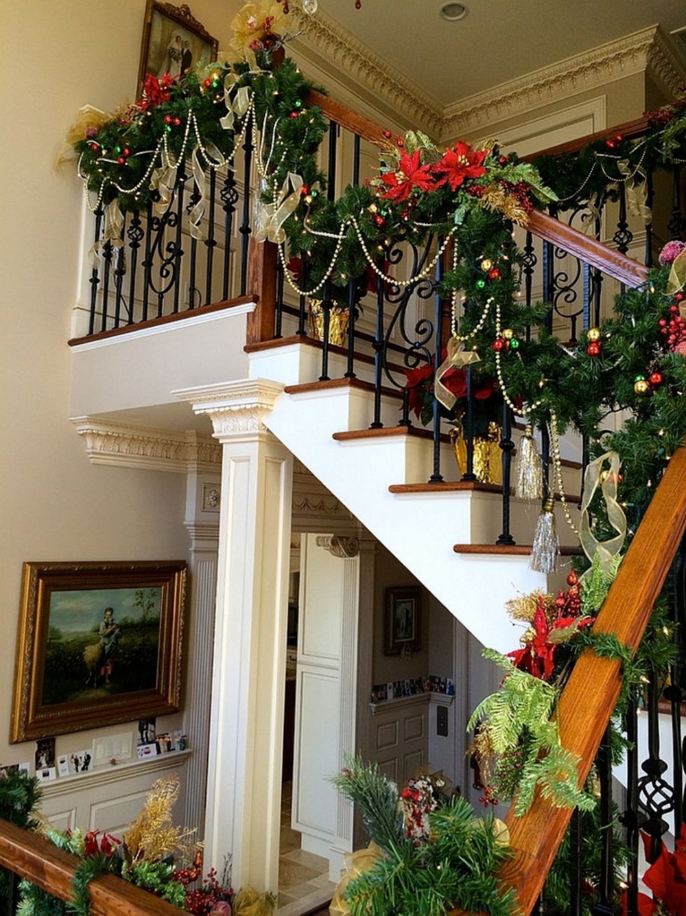 t4-7 Awesome Christmas staircase decorating ideas you should absolutely try