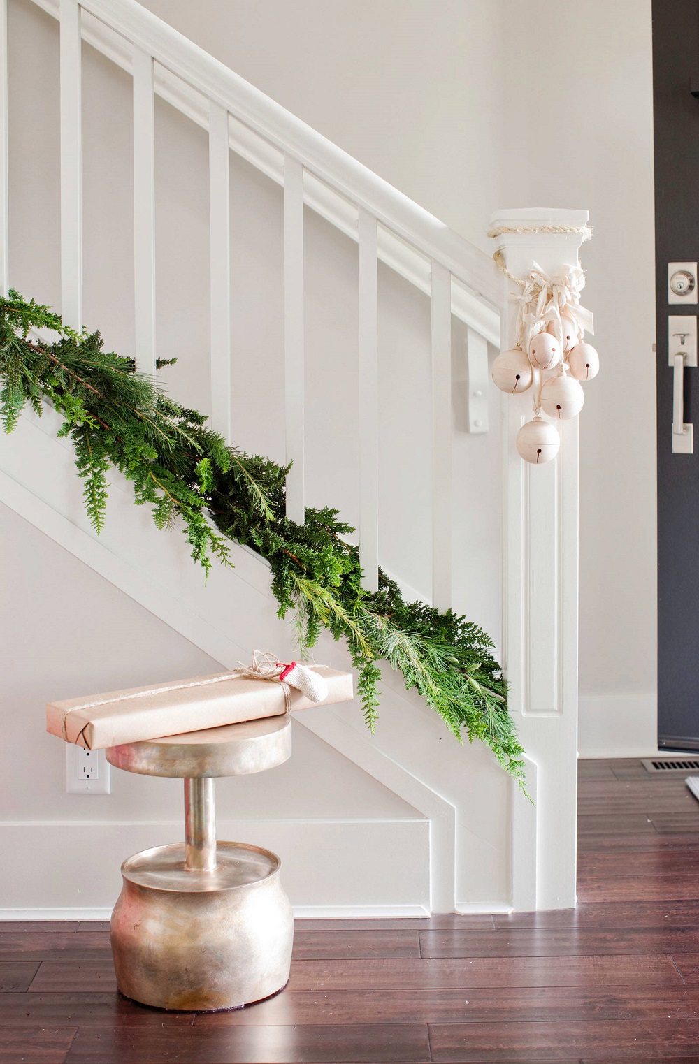 t3-1 Awesome Christmas staircase decorating ideas you should absolutely try