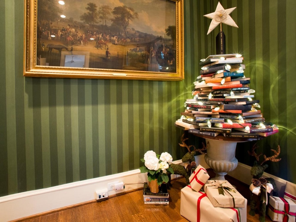 t3-37 Unconventional Christmas tree ideas you can use in your living room