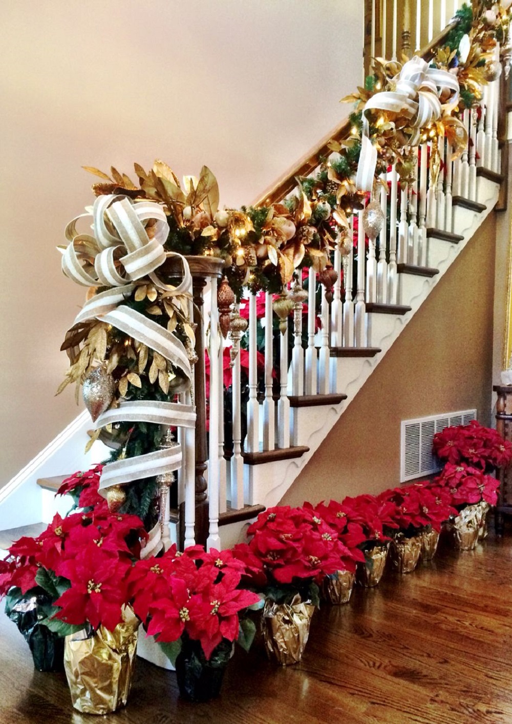 t3-4 Awesome Christmas staircase decorating ideas you should absolutely try