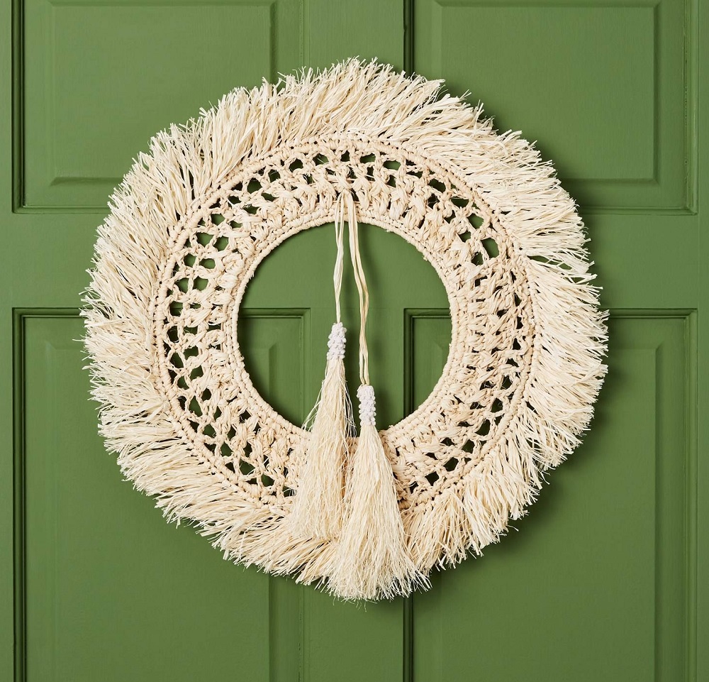 t3-79 Modern Christmas wreaths that you can decorate your home with