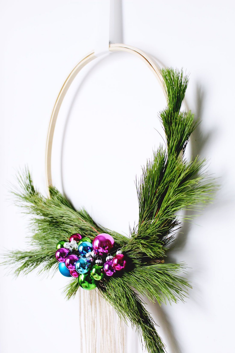 t3-81 Modern Christmas wreaths that you can decorate your home with