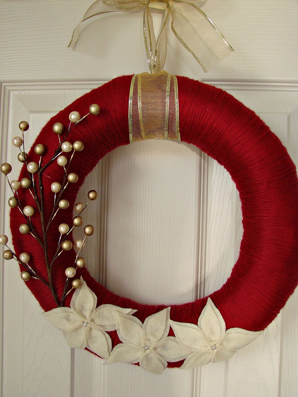 t3-82 Modern Christmas wreaths that you can decorate your home with