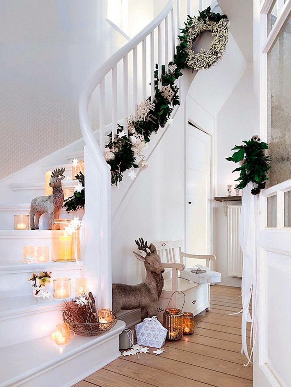t3 Awesome Christmas staircase decorating ideas you should absolutely try