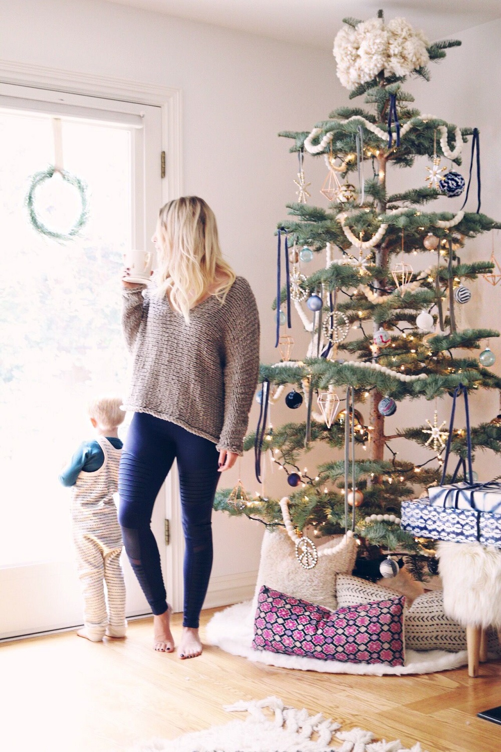 t4-6 Unconventional Christmas tree ideas you can use in your living room
