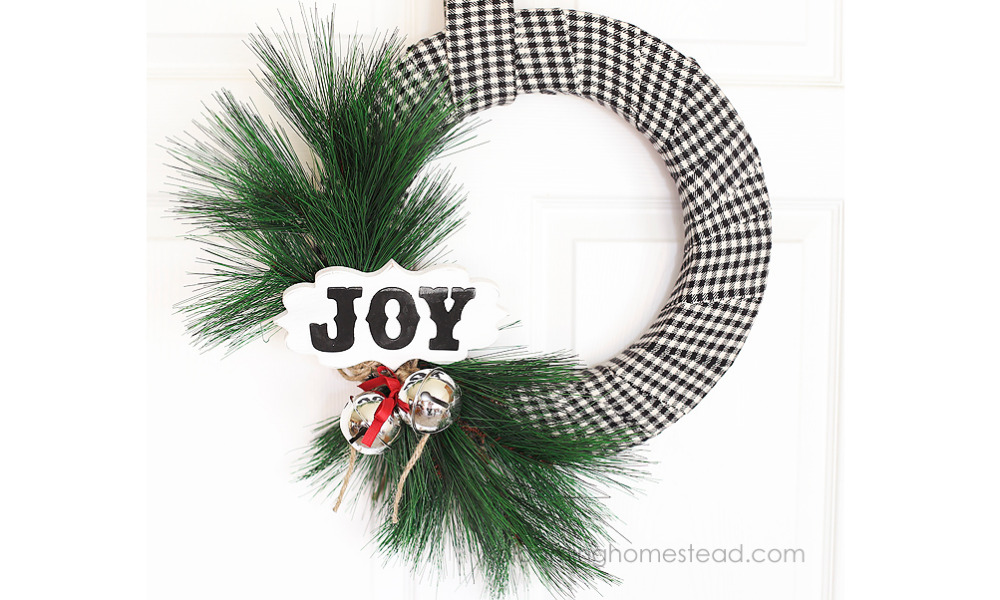 t5-15-1 Modern Christmas wreaths that you can decorate your home with