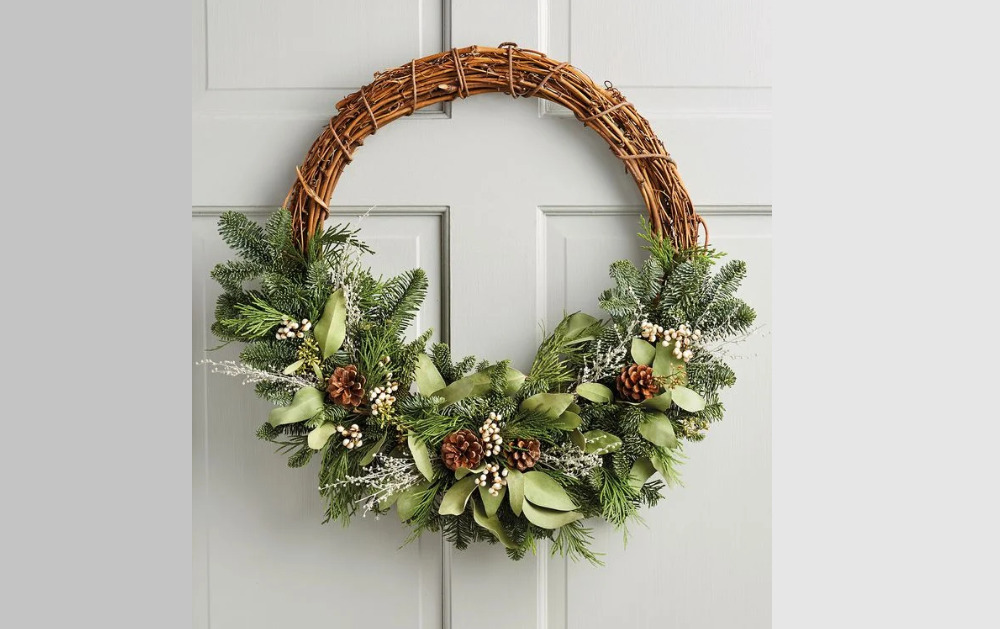 t5-7-1 Modern Christmas wreaths that you can decorate your home with