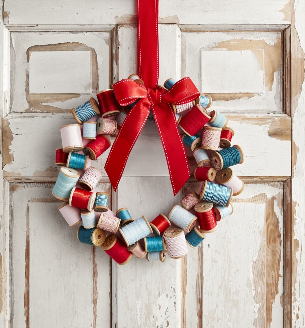 t5-8 Modern Christmas wreaths that you can decorate your home with