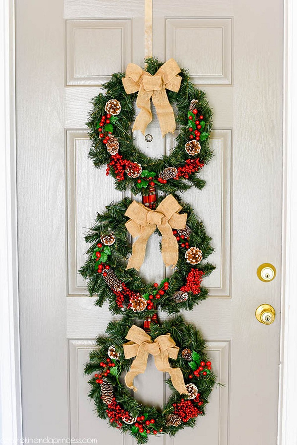 t5-9 Modern Christmas wreaths that you can decorate your home with