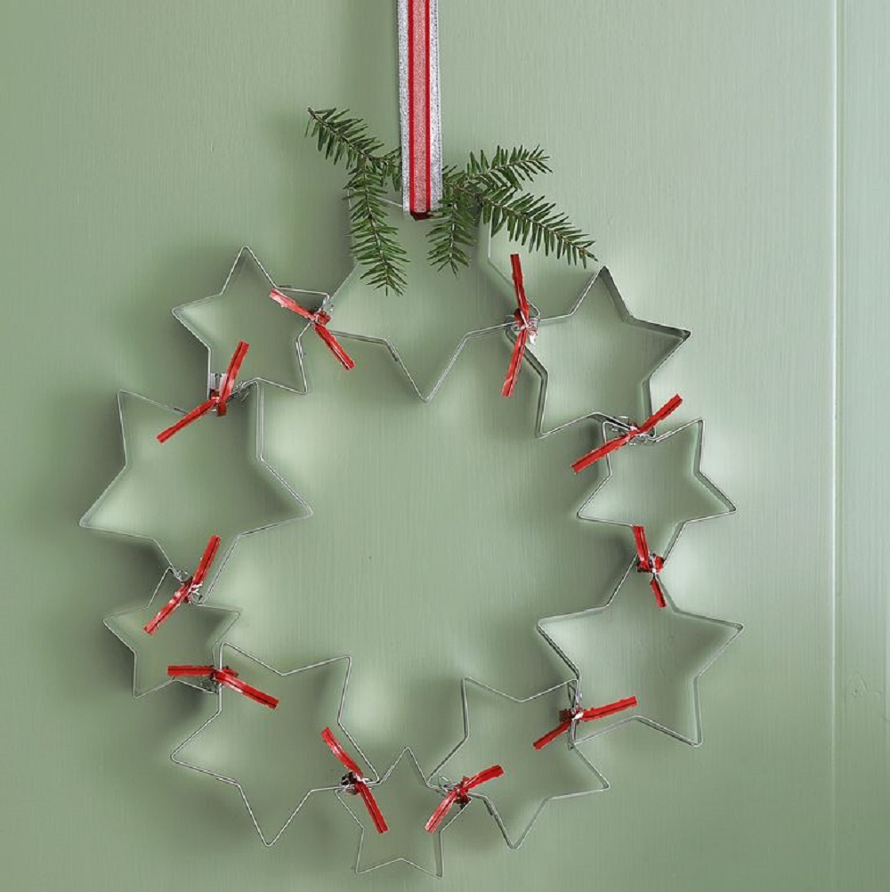 t7 Modern Christmas wreaths that you can decorate your home with