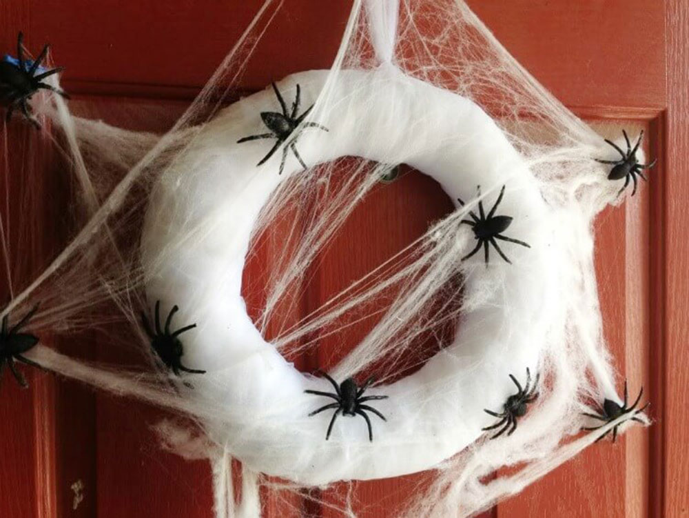 Cobweb-Wreath Modern Halloween décor that you can try in your house