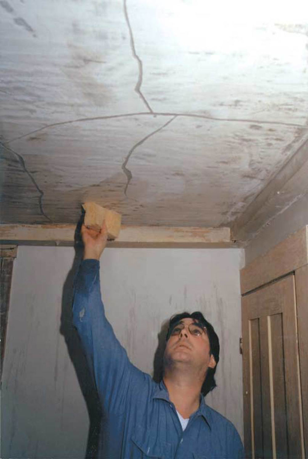 crack How to repair plaster walls and ceilings at your house