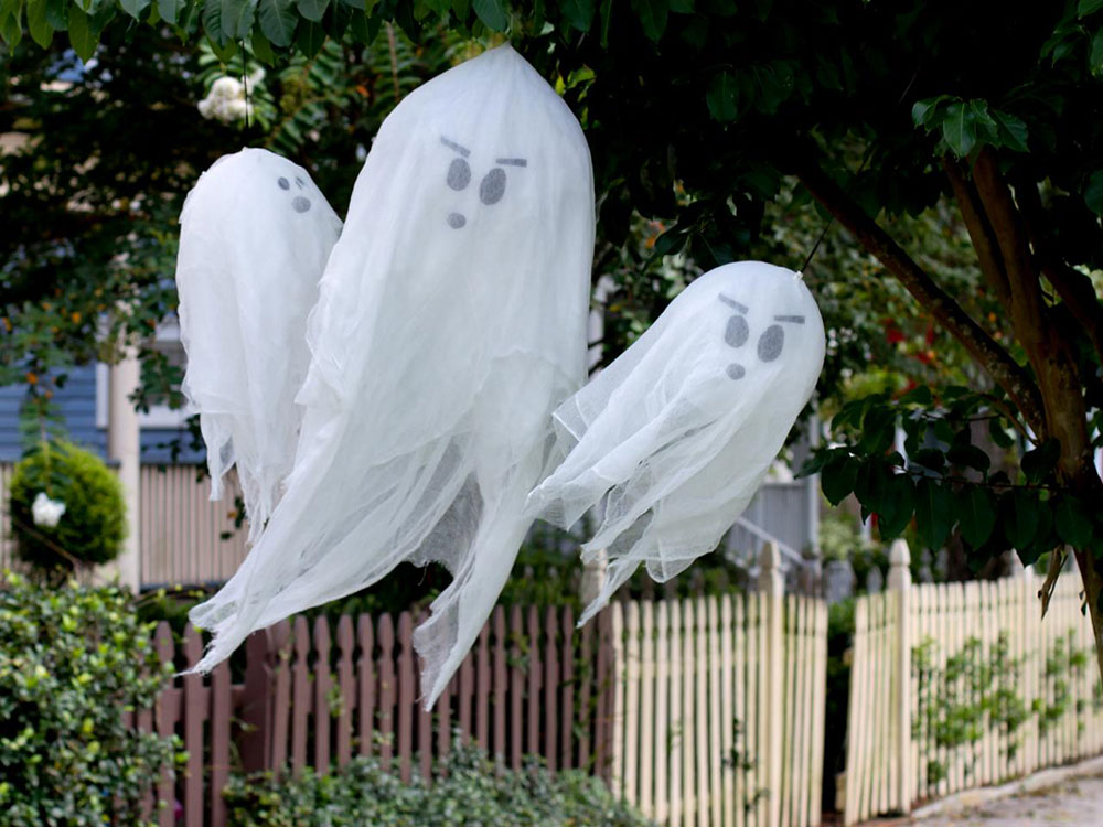 ghostly-shapes Modern Halloween décor that you can try in your house