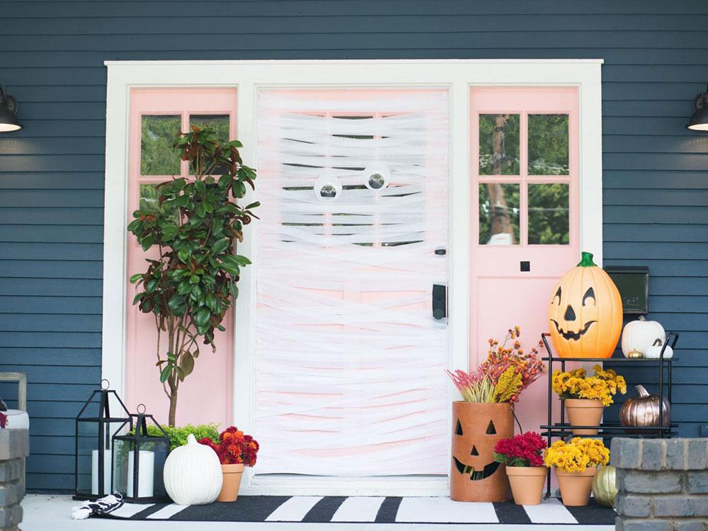 haloween-mummies-on-door Modern Halloween décor that you can try in your house