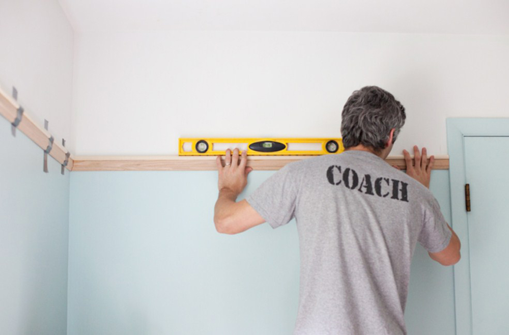 1picture-rail How to hang pictures on plaster walls and have them stick there