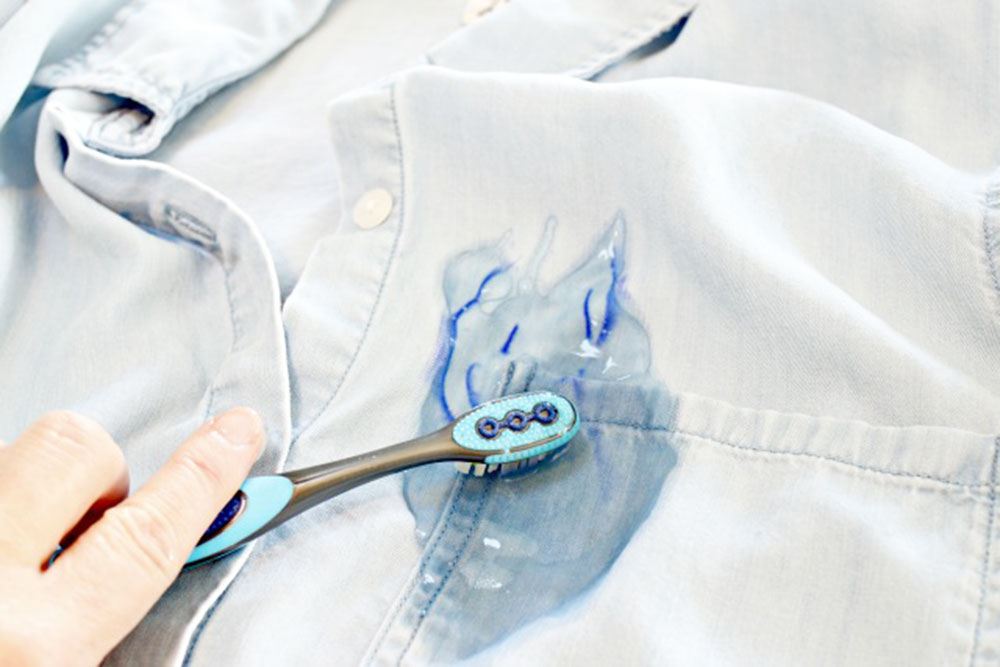 toothbrush How to remove paint from clothes without ruining them