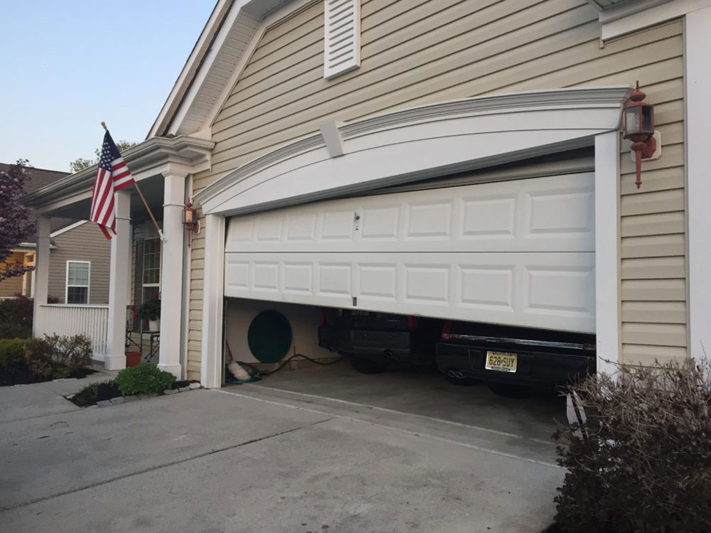 The-door-closes-with-obstructions How to Tell if the Garage Door Sensor is Bad (Beginner’s Guide)