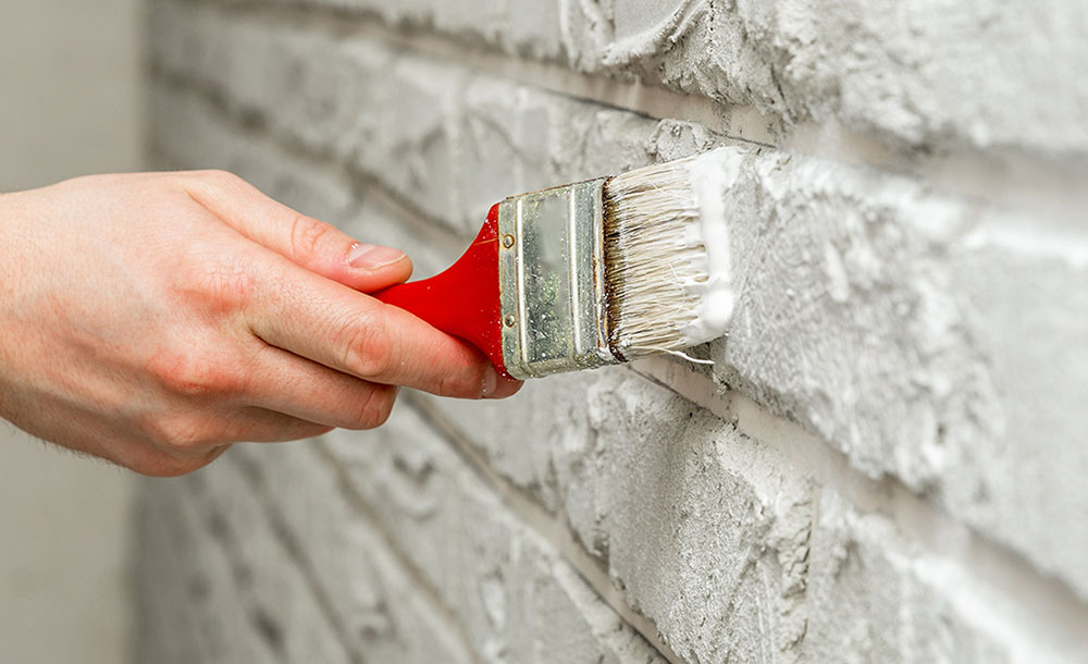Apply-Whitewash-to-the-Brick-wall-Using-paint How to whitewash brick exterior (Tips and tricks to follow)