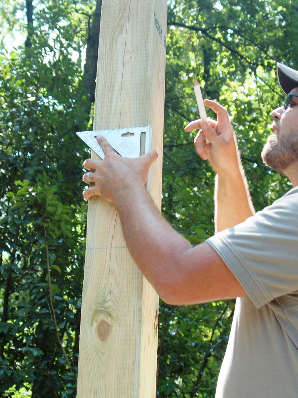 How-to-level-fence-posts-for-uniform-height How to level fence posts quickly and efficiently