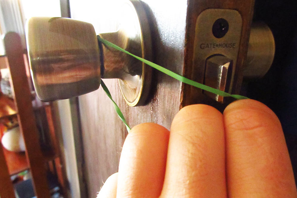 Use-a-Rubber-Band-to-Stop-Slamming How to stop a door from slamming (Quick fix tips)