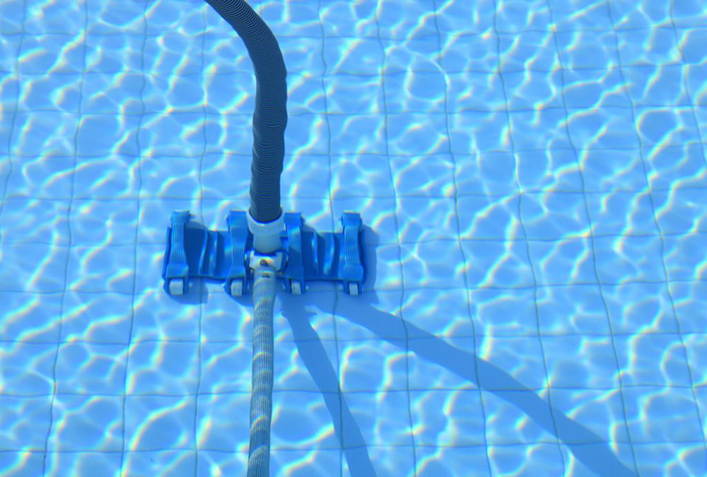 Buy-the-right-vacuum-cleaner How to vacuum a swimming pool efficiently