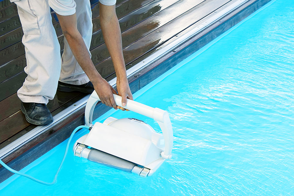 Get-rid-of-the-air How to vacuum a swimming pool efficiently