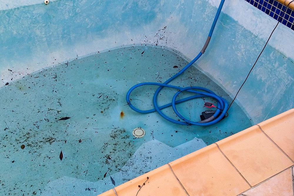 Let-the-pool-completely-dry-out2 How to drain a swimming pool fast and easy