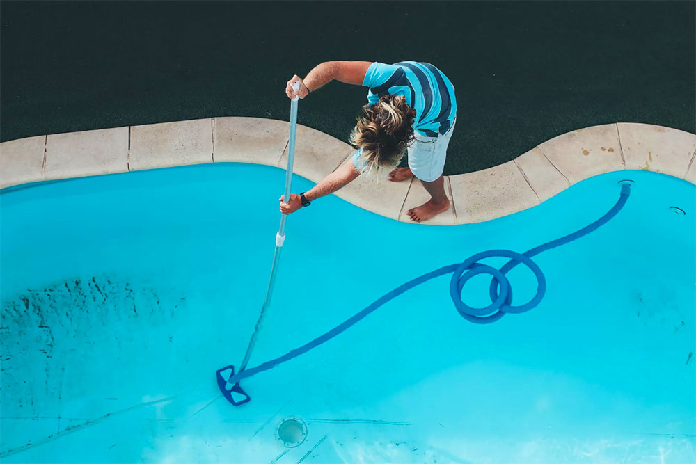 Manual-vacuuming What causes algae in a swimming pool and how to get rid of them
