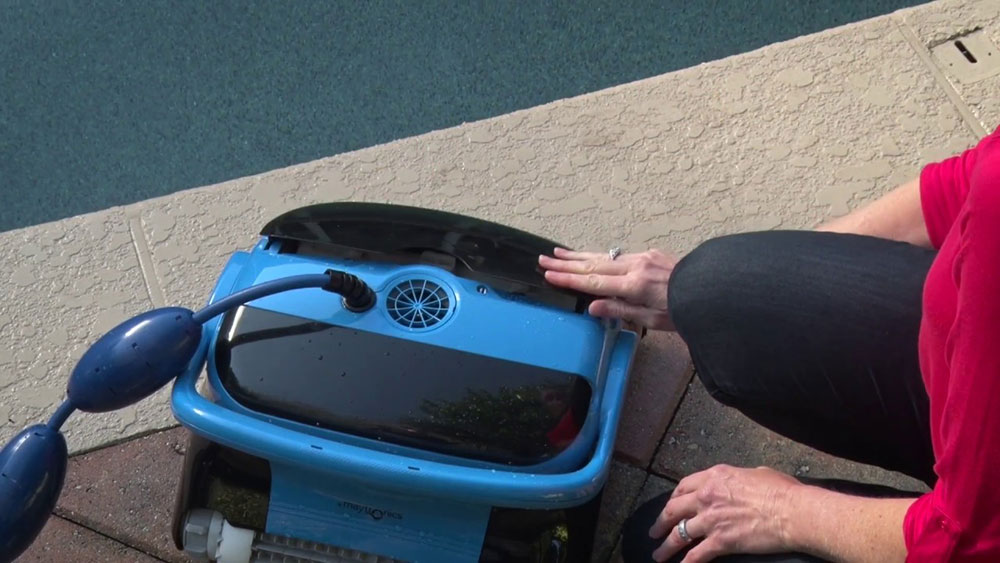 Pressing-factor-Side-Pool-Cleaners How to vacuum a swimming pool efficiently