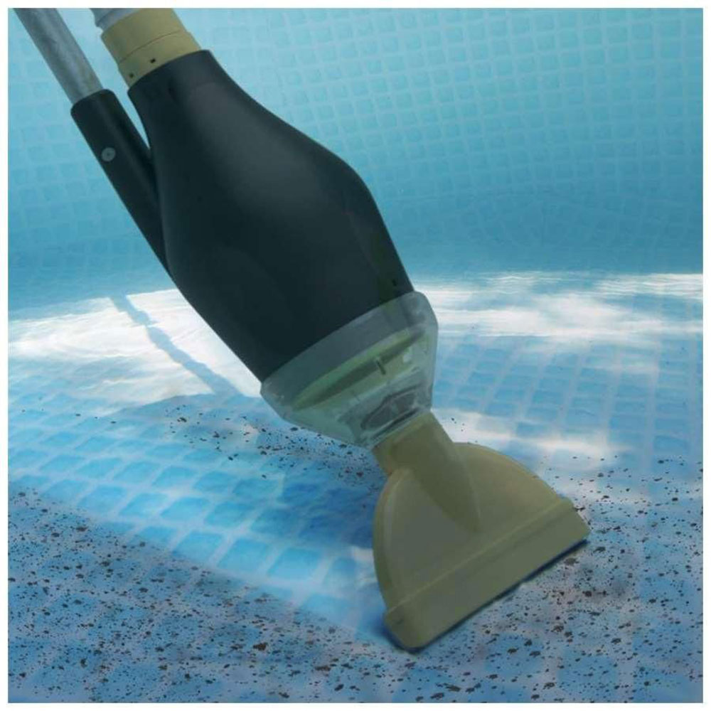 Pull-Side-Cleaners How to vacuum a swimming pool efficiently