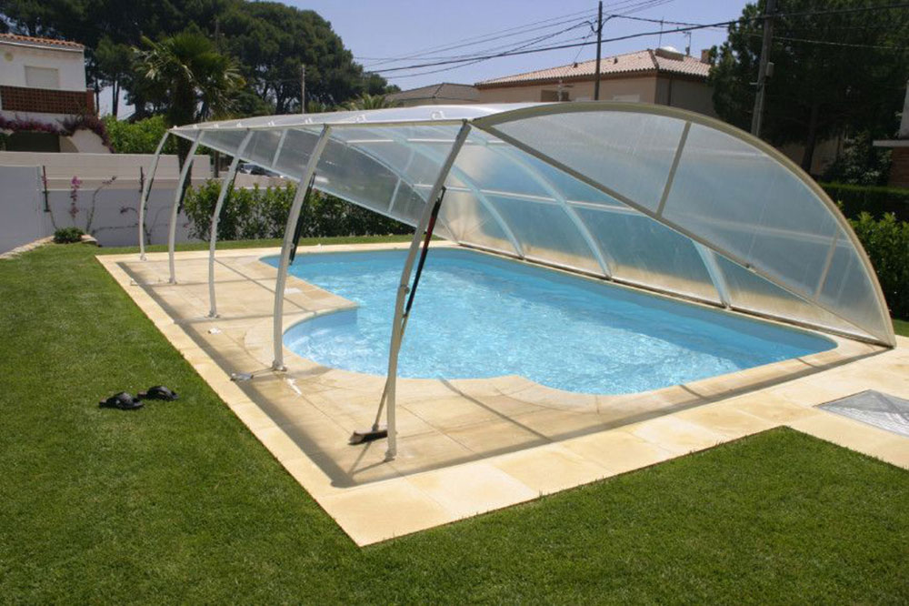 Use-pool-covers How to keep birds away from the swimming pool