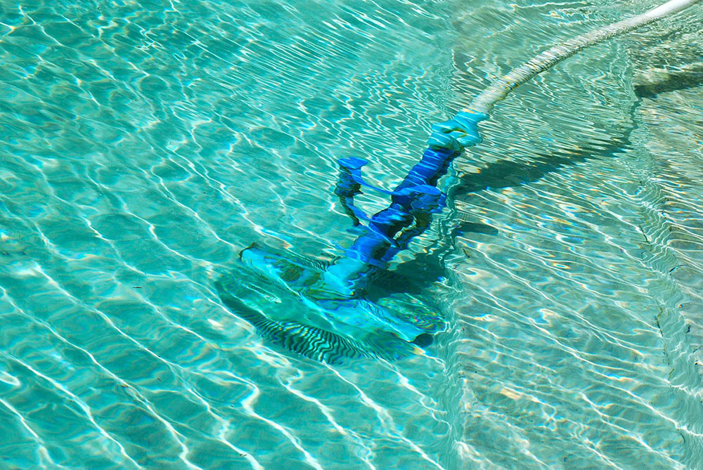 Vacuum-the-pool2 How to clean a swimming pool after winter