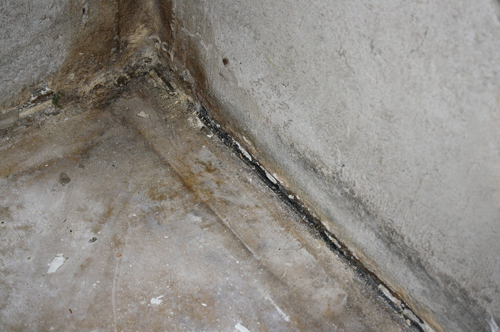plas What do cracks in the basement floor mean and what to do?