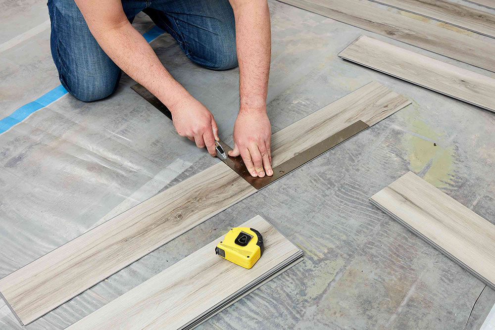 measure How to end laminate flooring at doorways