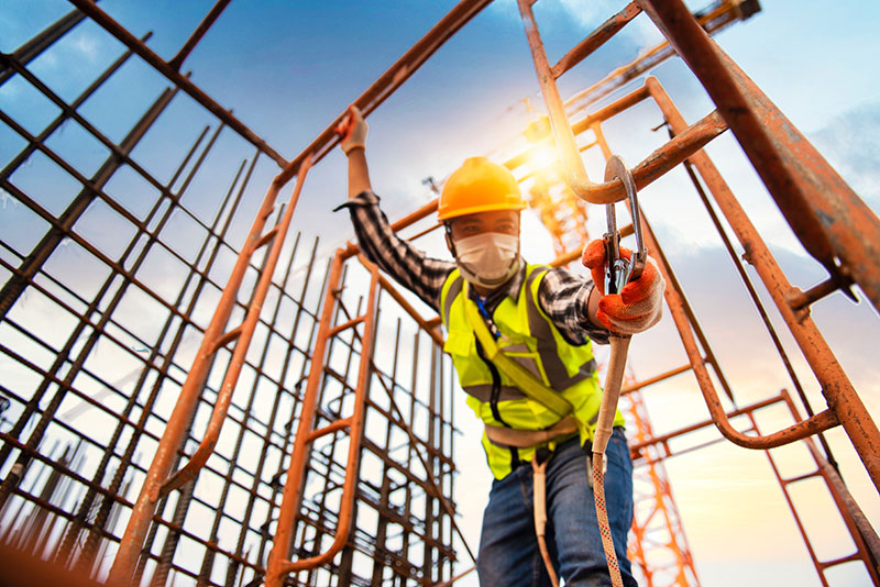 AdobeStock_428283915 4 Safety Tips For Working At Heights