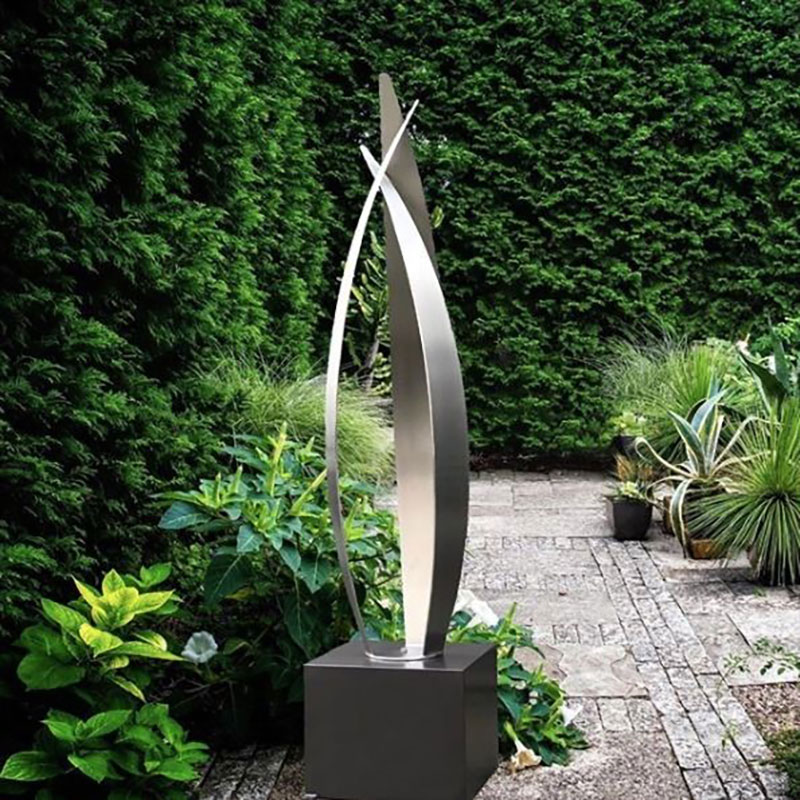 s5-1 Garden Sculptures Shape the Landscape: Add Sophistication and Interest to Your Outdoor Space