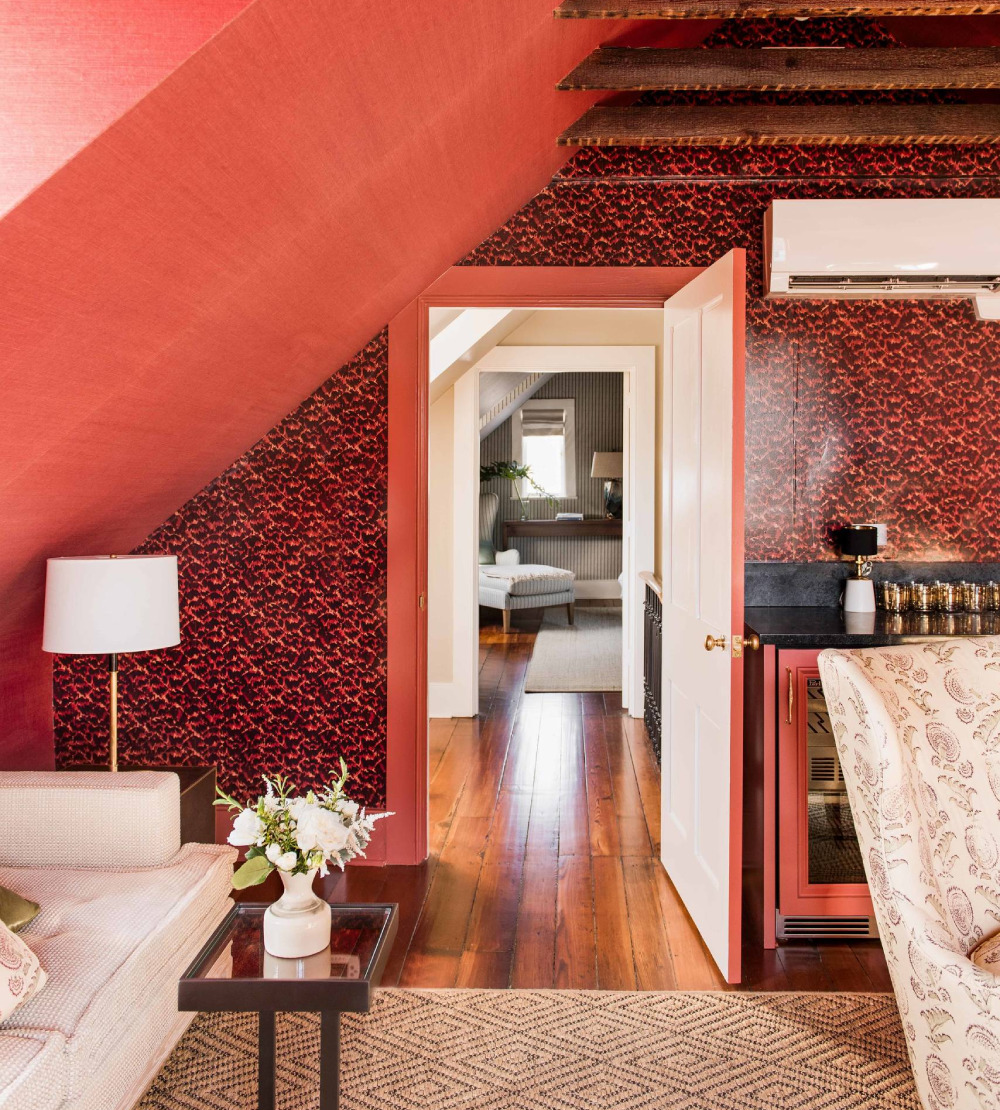 1-27-8 Colors That Go With Burgundy for a Noble-Looking Interior