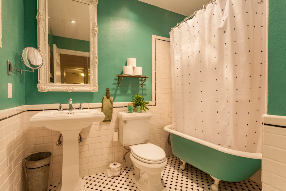 1-3 Vintage Charm: Shabby Chic Bathroom Design Ideas