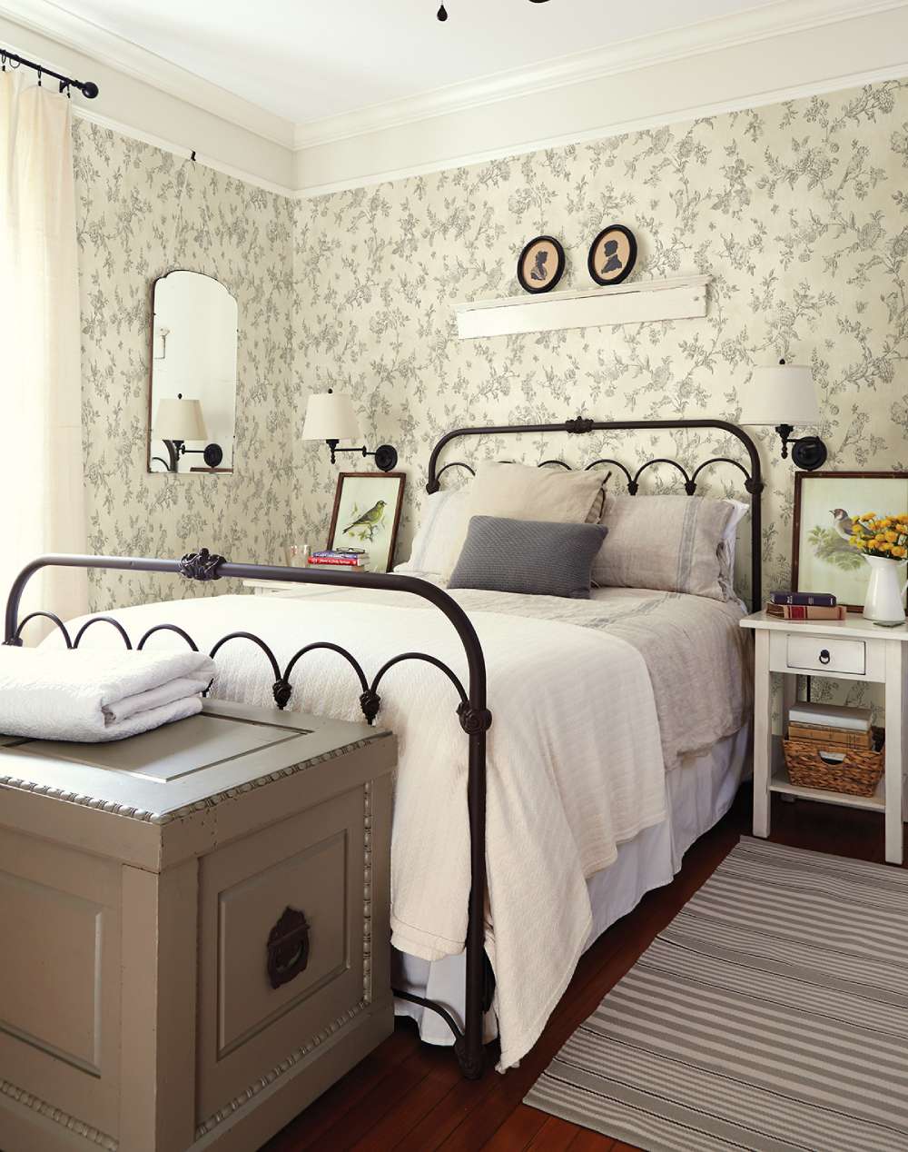 1-4-3 Vintage Charm: Shabby Chic Bedroom Design Ideas